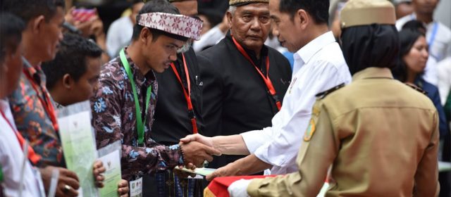 Penyerahan SK Perhutanan Sosial dan Hutan Adat untuk Rakyat Riau
