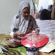 Kerajinan Tangan Tudung Saji Petapahan, ‘di Ujung Mata Pisau Panyawuik ‘