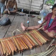 Anyaman Rumbia Suku Akit di Ujung Kepunahan
