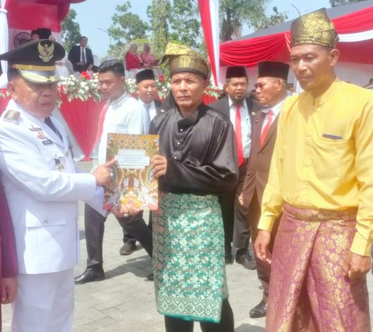 Bupati Kepulauan Meranti Serahkan SK Pengakuan MHA untuk 3 Komunitas Adat