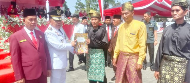 Bupati Kepulauan Meranti Serahkan SK Pengakuan MHA untuk 3 Komunitas Adat